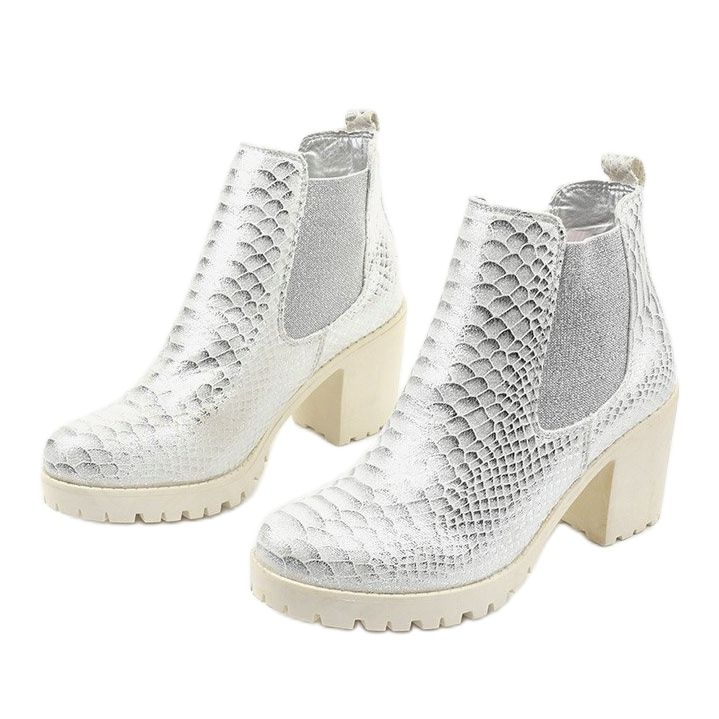 Silberne Stiefel auf dem Amar-Pfosten silber- 2