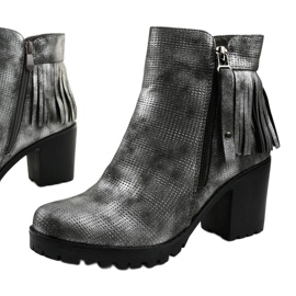 Graue Stiefel auf dem Amar-Pfosten 1