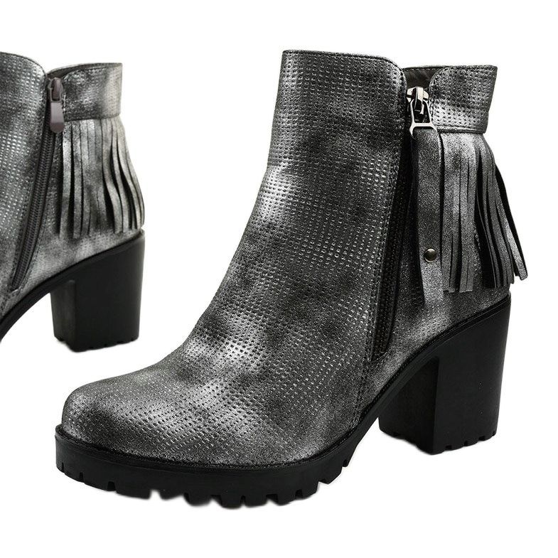 Graue Stiefel auf dem Amar-Pfosten 1