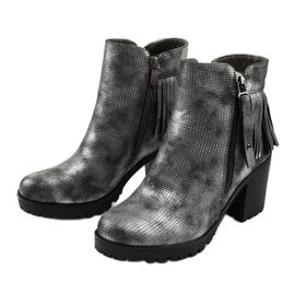 Graue Stiefel auf dem Amar-Pfosten 2