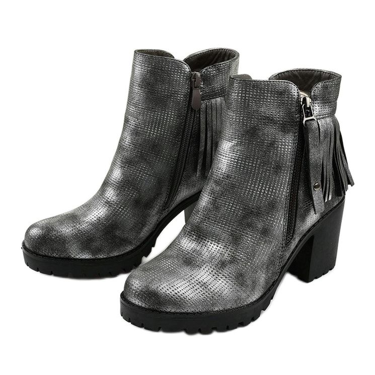 Graue Stiefel auf dem Amar-Pfosten 2