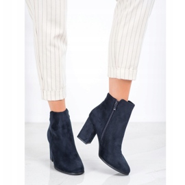 SHELOVET Marineblaue Stiefel auf einer Säule 2