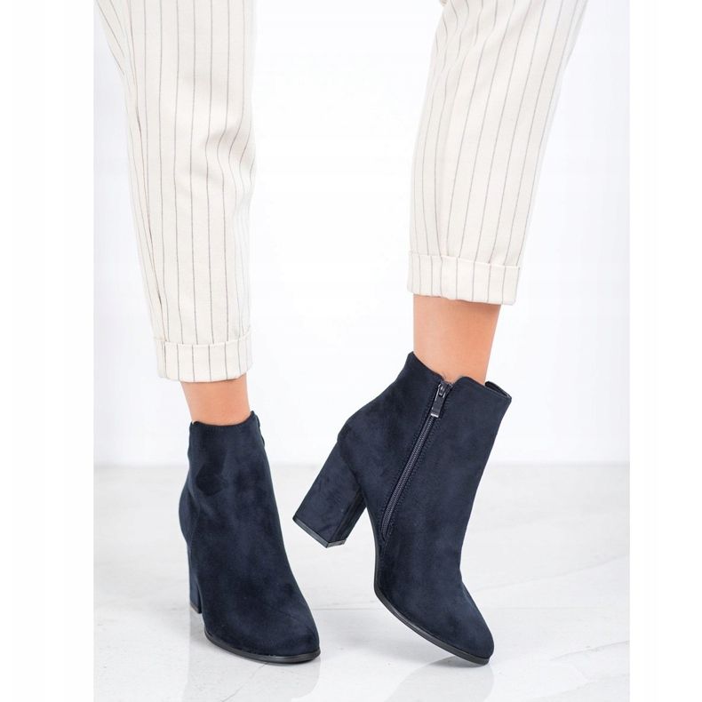 SHELOVET Marineblaue Stiefel auf einer Säule 2