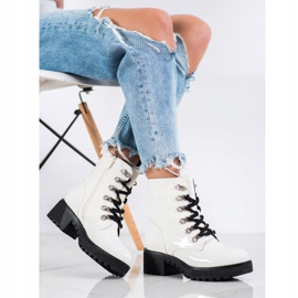SHELOVET Weiß lackierte Stiefel 1