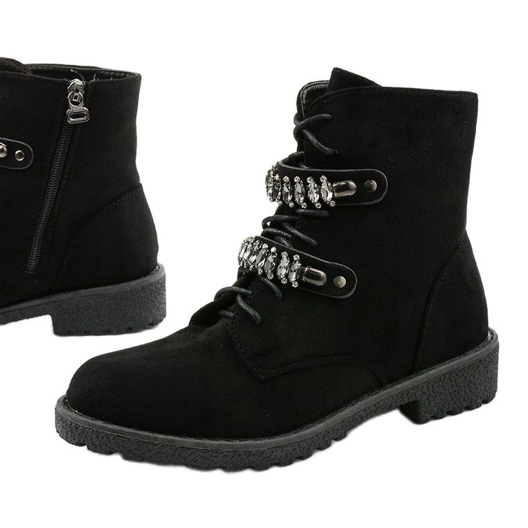 Schwarze Stiefel mit dekorativen Ginoray-Streifen 1