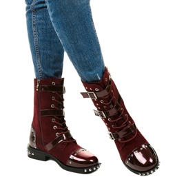Kastanienbraune Stiefel mit Onreal-Nieten rot 1