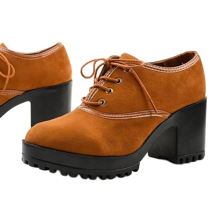 Kamelstiefel geschnürt auf einem Clearfall-Block braun 1