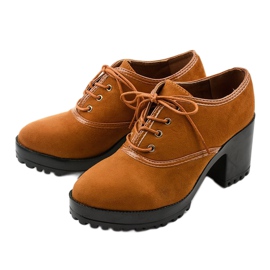 Kamelstiefel geschnürt auf einem Clearfall-Block braun 2