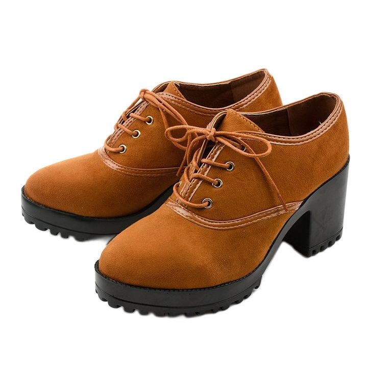 Kamelstiefel geschnürt auf einem Clearfall-Block braun 2