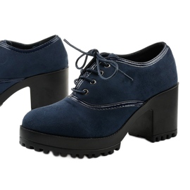 Marineblaue Stiefeletten, die auf einem Clearfall-Block geschnürt werden 1