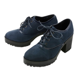 Marineblaue Stiefeletten, die auf einem Clearfall-Block geschnürt werden 2