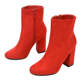 Rote Wildleder-Stiefeletten am Wenonah-Pfosten 2