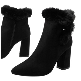 Schwarze Stiefeletten an einem Pfosten mit Helike-Reißverschluss 1