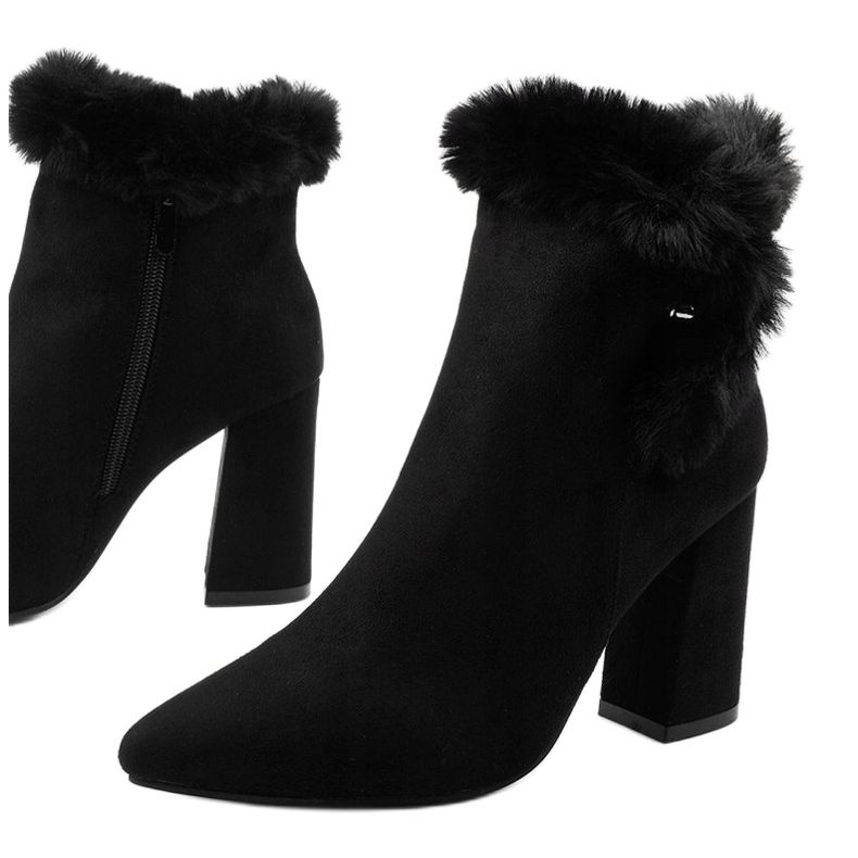 Schwarze Stiefeletten an einem Pfosten mit Helike-Reißverschluss 1