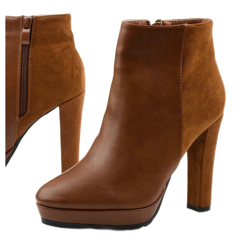 Kamelstiefel am Pfosten aus Clantree Öko-Leder braun 1