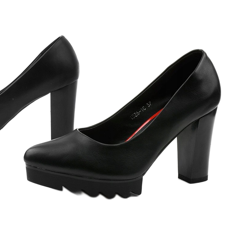 Schwarze Pumps am Silverbee-Pfosten 1