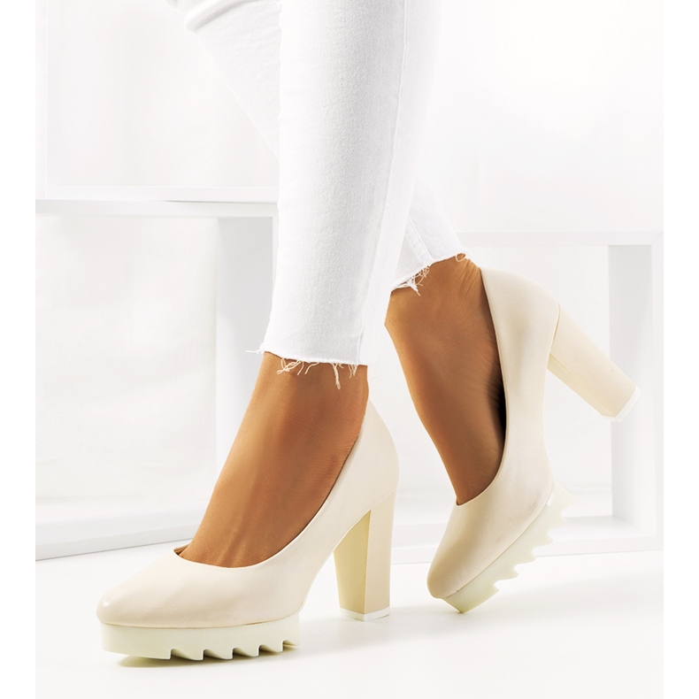 Beige Pumps am Silverbee-Pfosten 1