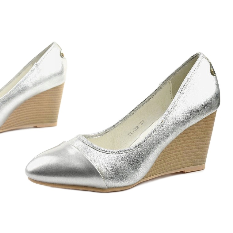 Silberne Pumps am Bluehorn Wedge 1