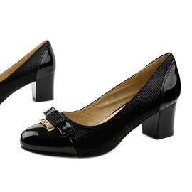 Schwarze Damenpumps auf einem Greenbane-Pfosten 1