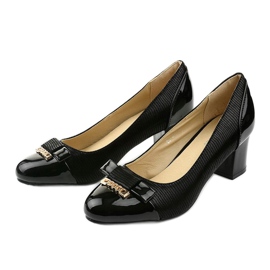 Schwarze Damenpumps auf einem Greenbane-Pfosten 2