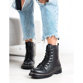 Small Swan Schwarze Stiefel 2