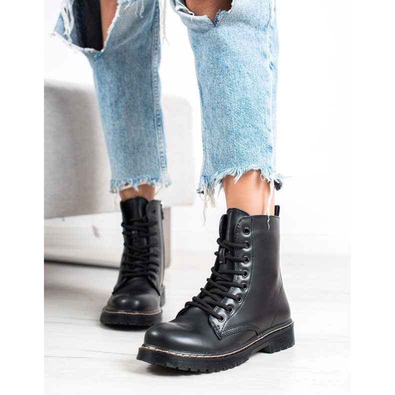 Small Swan Schwarze Stiefel 2