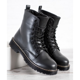 Small Swan Schwarze Stiefel 1