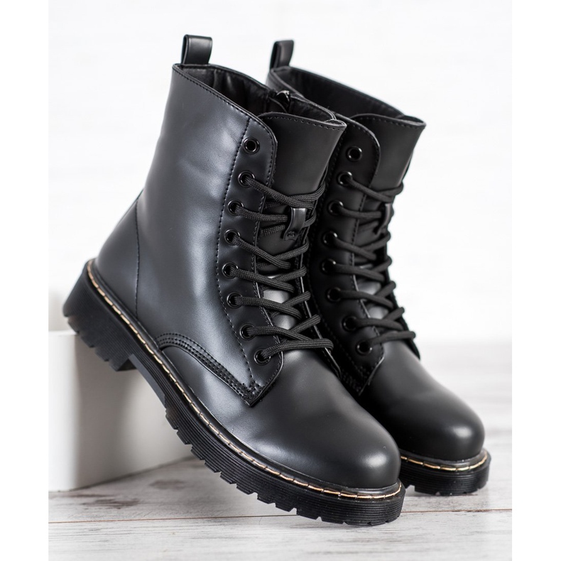 Small Swan Schwarze Stiefel 1