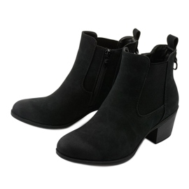 Schwarze Wildlederstiefeletten an einem Tarrenscribe-Pfosten 2