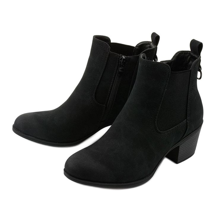 Schwarze Wildlederstiefeletten an einem Tarrenscribe-Pfosten 2