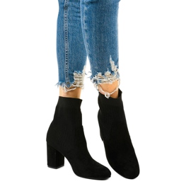 Schwarze Damenstiefel mit einer Uhrrelle-Socke 1