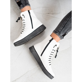 SHELOVET Weiße Arbeiter auf der Plattform 1