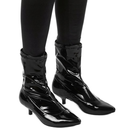 Schwarz lackierte Absätze mit einer Ragemour Socke 1