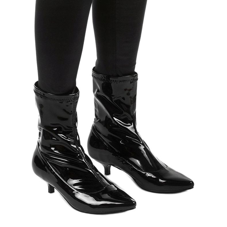 Schwarz lackierte Absätze mit einer Ragemour Socke 1