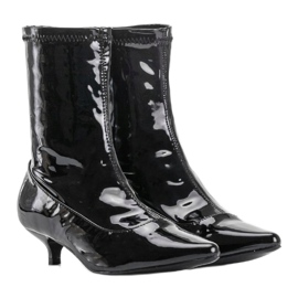 Schwarz lackierte Absätze mit einer Ragemour Socke 2