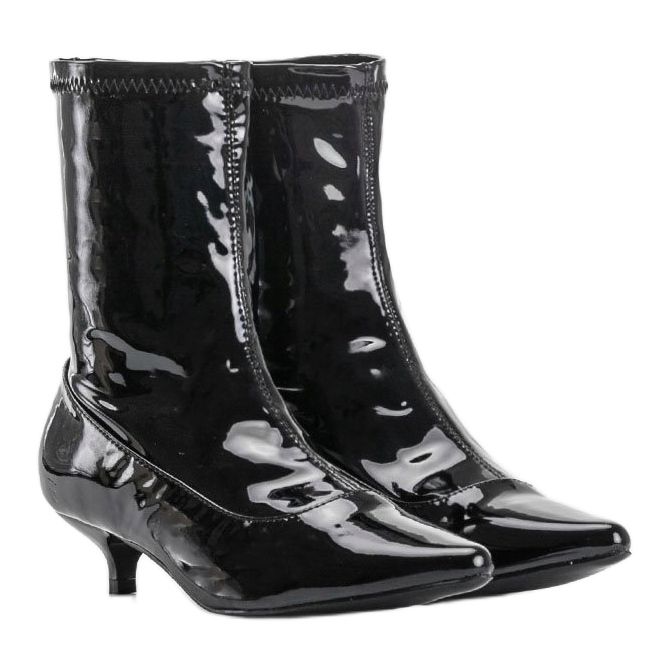 Schwarz lackierte Absätze mit einer Ragemour Socke 2