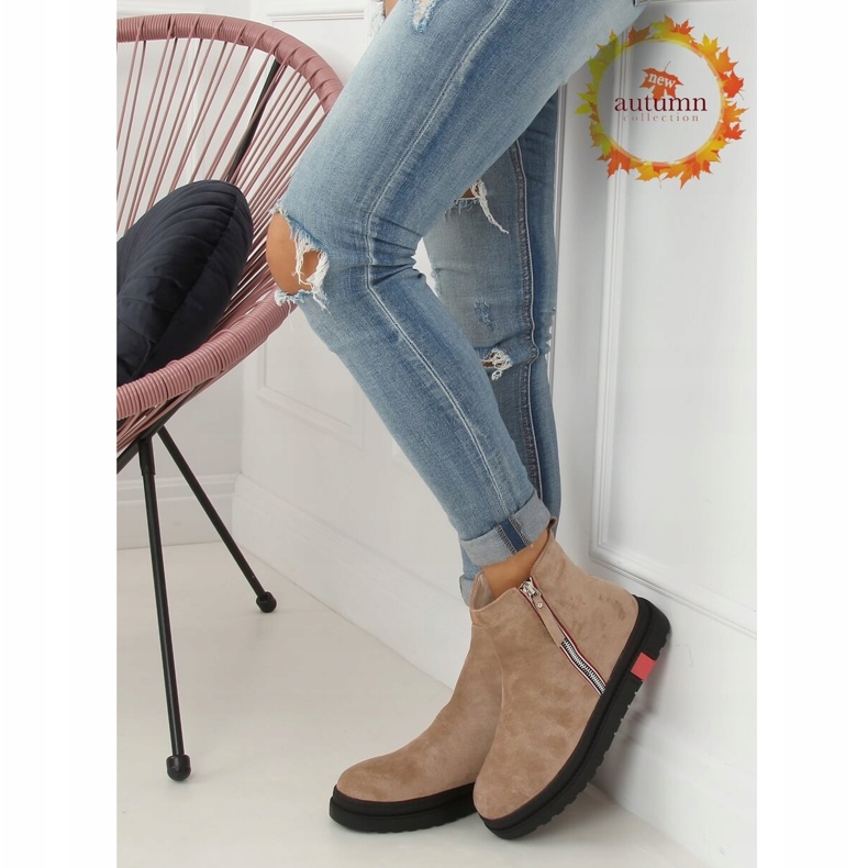 Flache Schuhe auf einer beigen NS150P Beige Sohle 1