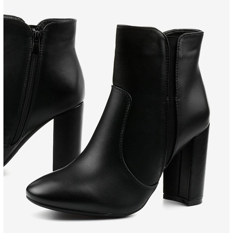 Schwarze Stiefel aus Kunstleder am Wondermist-Pfosten 1