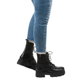 Schwarze Wanderschuhe auf der Meadowcrest-Plattform 1