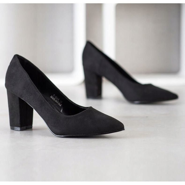 Renda Schwarze Pumps auf einer Säule 1