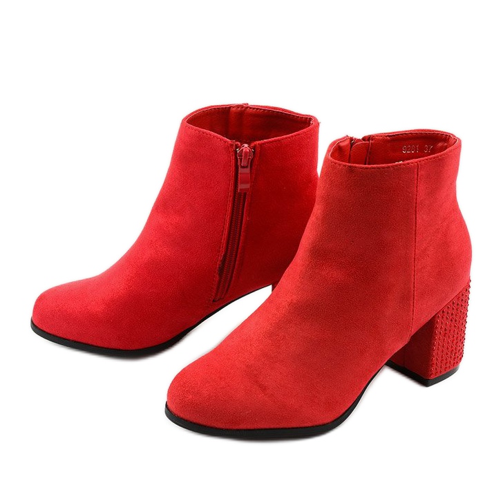 Rote Glitzer-Stiefeletten am Slatemark-Pfosten 2