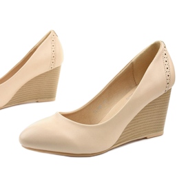Beige Pumps auf dem Affore-Keil 2