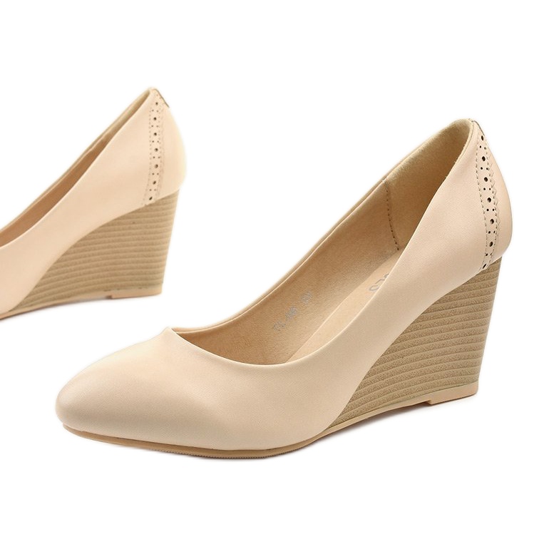 Beige Pumps auf dem Affore-Keil 2