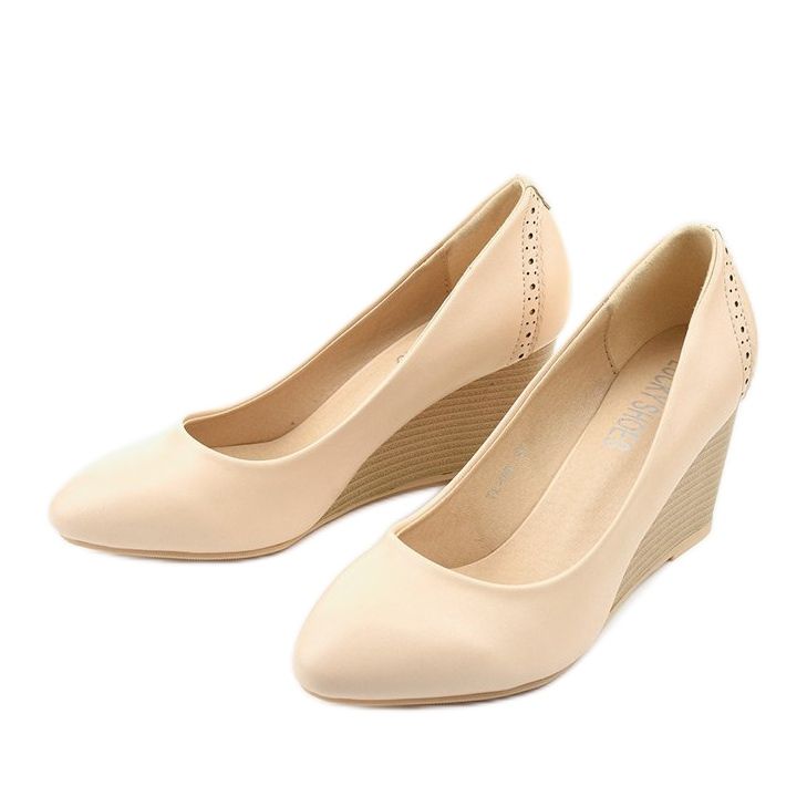 Beige Pumps auf dem Affore-Keil 1