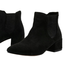 Schwarze Chelsea-Boots am Naurea-Pfosten 1