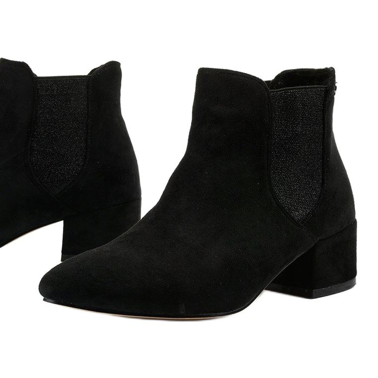 Schwarze Chelsea-Boots am Naurea-Pfosten 1