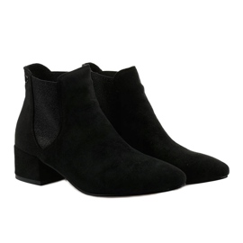 Schwarze Chelsea-Boots am Naurea-Pfosten 2