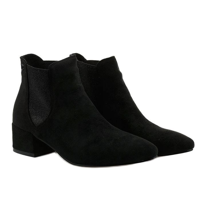 Schwarze Chelsea-Boots am Naurea-Pfosten 2