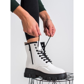 SHELOVET Lackierte Trapper auf der Plattform weiß 1