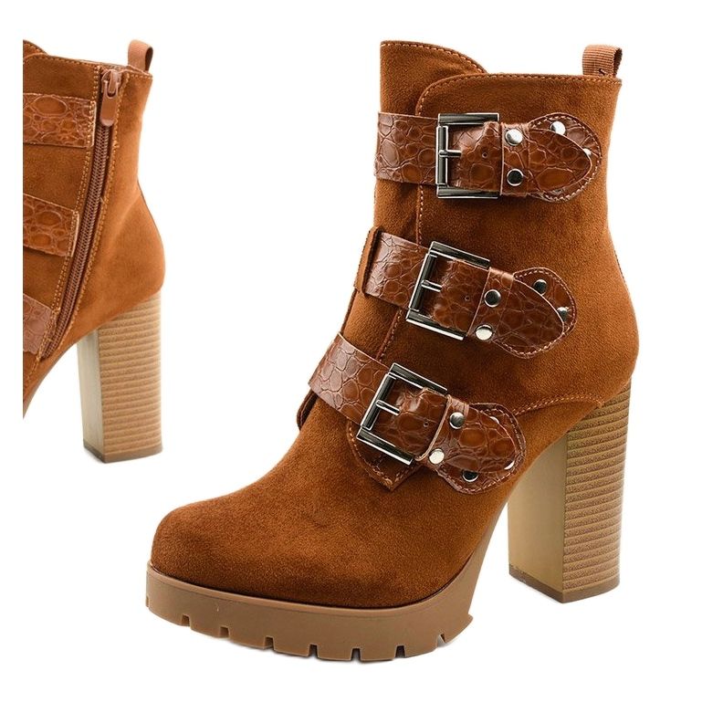 Braune Wildlederstiefeletten auf dem Lilybank Post 1